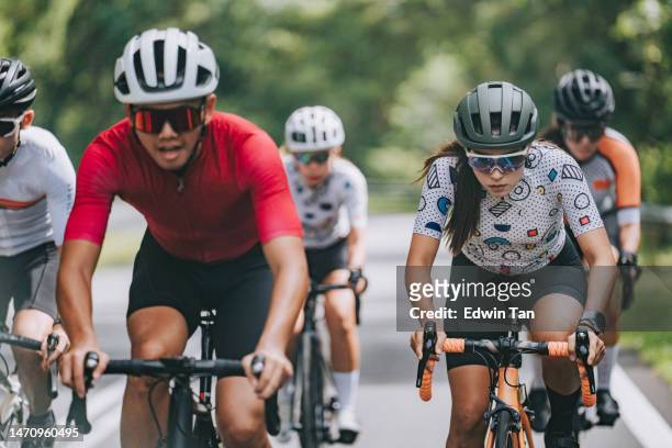 competição de ciclismo de ciclista chinês asiático na cena rural pela manhã - líder da corrida atleta - fotografias e filmes do acervo