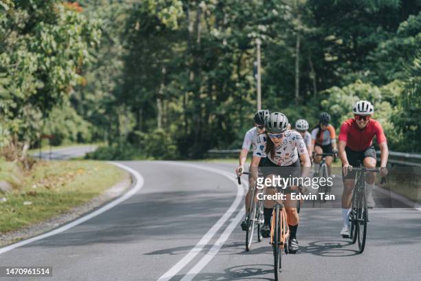 competição de ciclismo de ciclista chinês asiático na cena rural pela manhã - líder da corrida atleta - fotografias e filmes do acervo