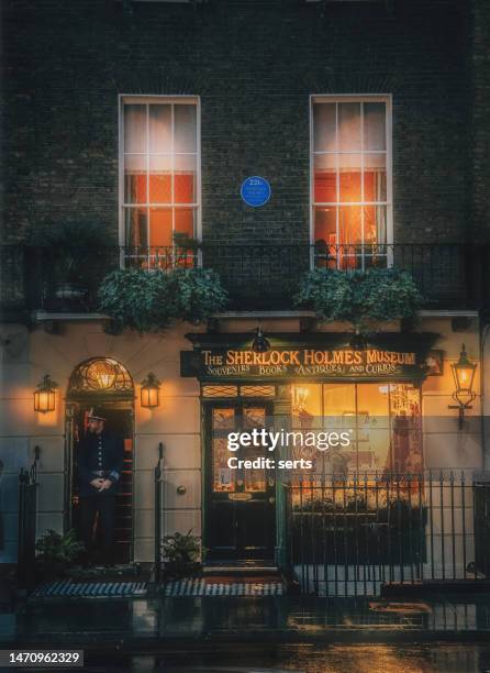 sherlock holmes museum on baker street 221b, london, großbritannien - baker street stock-fotos und bilder