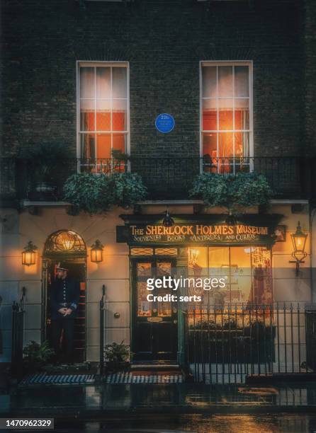 sherlock holmes museum on baker street 221b, london, uk - baker street stockfoto's en -beelden