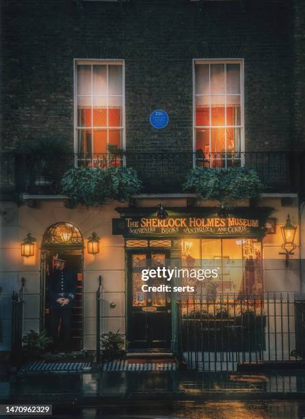 sherlock holmes museum on baker street 221b, london, uk - sherlock holmes museum baker street stockfoto's en -beelden
