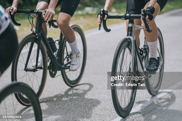 午前中のシャドウサイクリストチームのサイクリングに焦点を当てたローセクション - ロードバイク ストックフォトと画像