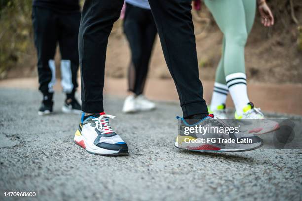 faible section de personnes faisant de la randonnée à l’extérieur - chaussures photos et images de collection
