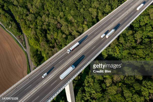 tráfego de caminhões na ponte da rodovia, vista aérea - autobahn - fotografias e filmes do acervo