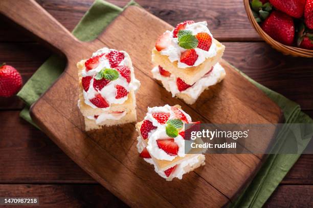 strawberry shortcake - jordgubbskaka bildbanksfoton och bilder