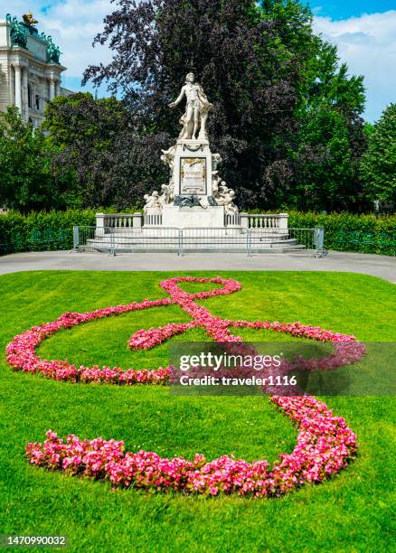 wolfgang amadeus mozart statue in vienna, austria - fame park stock pictures, royalty-free photos & images