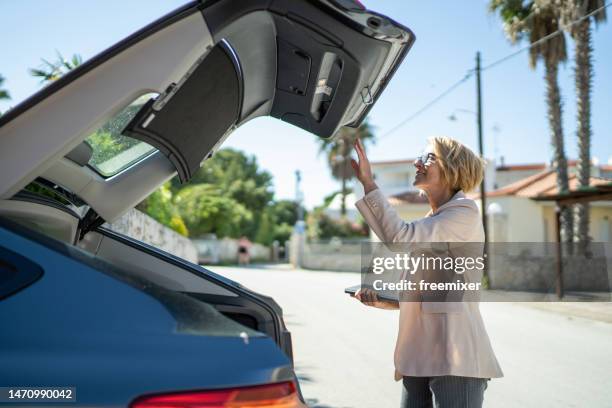 modern mature woman - achterbak-van-auto stockfoto's en -beelden
