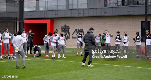 Jurgen Klopp manager of Liverpool talking with his team during a training session at AXA Training Centre on March 03, 2023 in Kirkby, England.