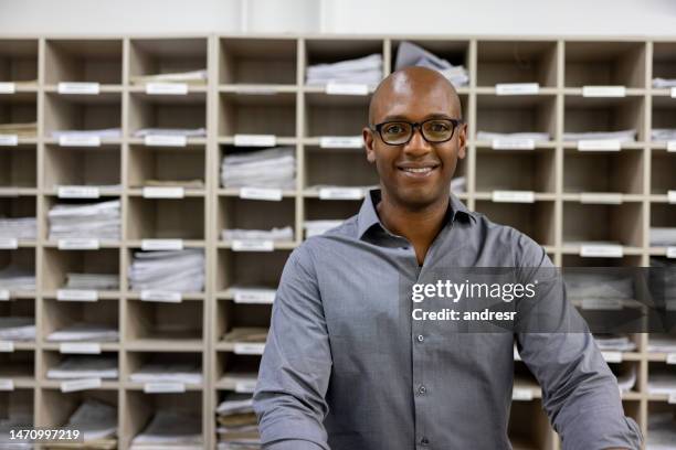 homme d’affaires travaillant au bureau dans le classeur - bureaucratie photos et images de collection