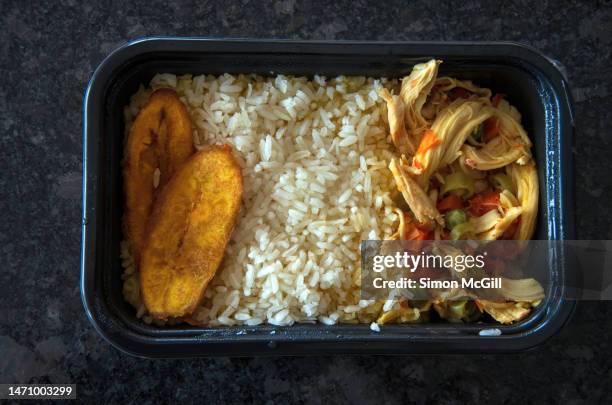 microwaved convenience meal of campestre pechuga de pollo cocinado a fuego lento con verduras, arroz blanco y maduritos [country-style slow-cooked chicken breast with vegetables, white rice and fried sweet plantains] - frozen meal stock pictures, royalty-free photos & images