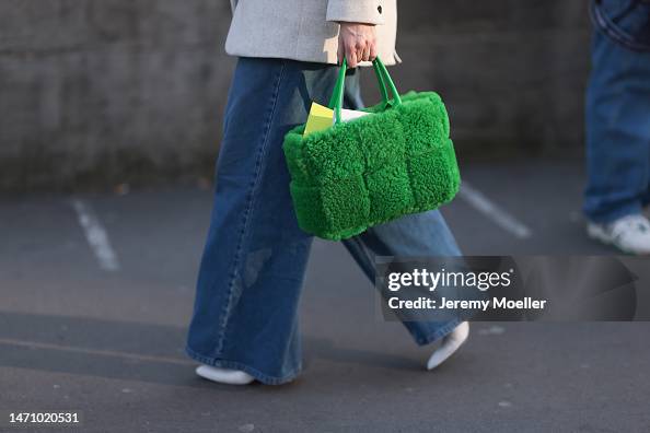 Street Style - Paris Fashion Week - Womenswear Fall Winter 2023 2024 : Day Three Street Style - Paris Fashion Week - Womenswear Fall Winter 2023 2024 : Day Three