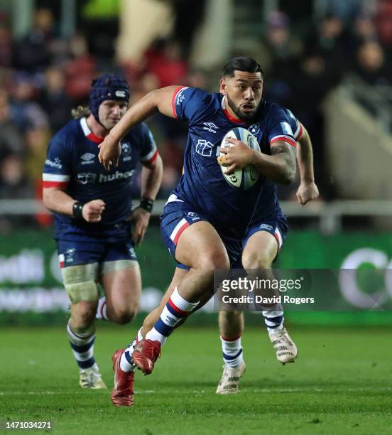 Charles Piutau of Bristol Bears breaks with the ball to set up a second try for Harry Randall during the Gallagher Premiership Rugby match between...