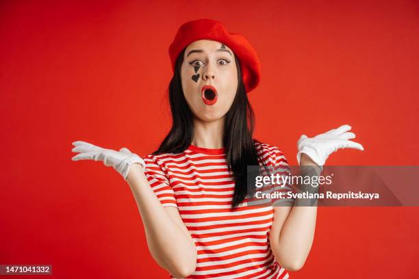 april fool's day beautiful mime girl in make-up shows pantomime - artista del circo foto e immagini stock