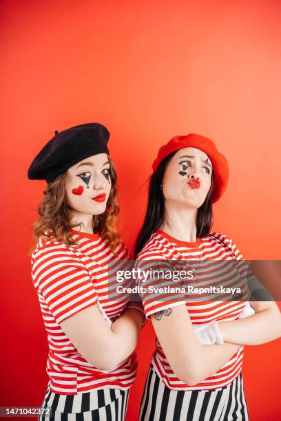 april fool's day two funny mime girls grimacing - pantomime theateraufführung stock-fotos und bilder