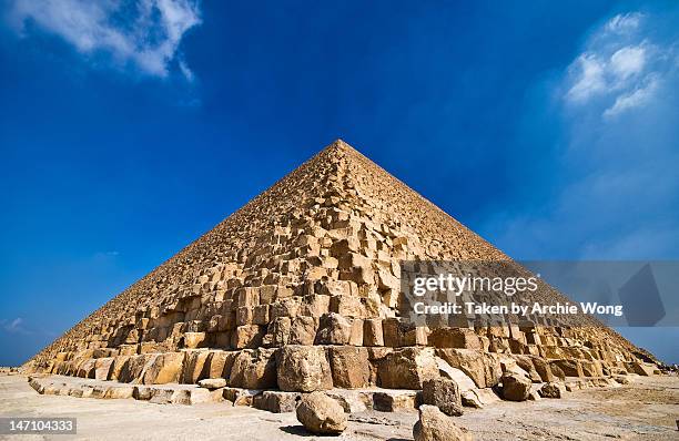 great pyramid of khufu - cheopspyramide stock-fotos und bilder