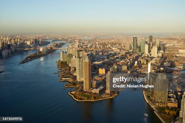 aerial photo looking north over long island city and roosevelt island - クイーンズボロ橋 ストックフォトと画像