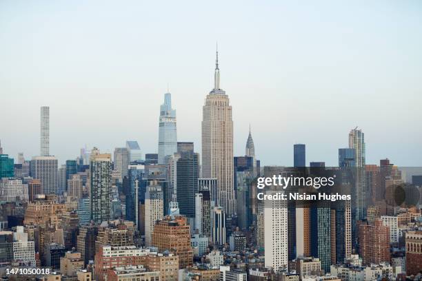 aerial photo looking north-east at the empire state building, chrysler building, 432 park and surrounding skyscrapers in nyc - stad new york stockfoto's en -beelden