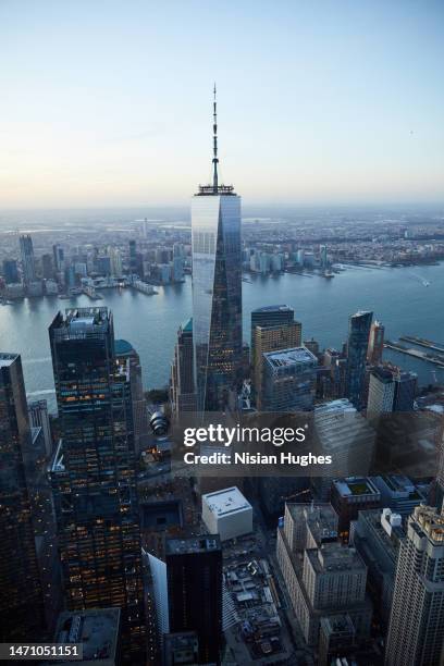 aerial photo at sunset looking west at a close up view of one world trade center and surrounding downtown manhattan skyscrapers - one world trade center stock-fotos und bilder