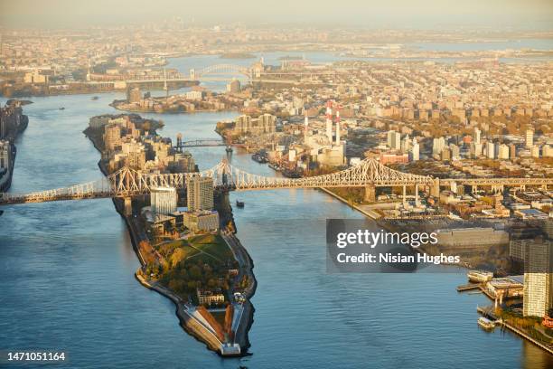 aerial photo looking north over long island city and roosevelt island - roosevelt island stock pictures, royalty-free photos & images