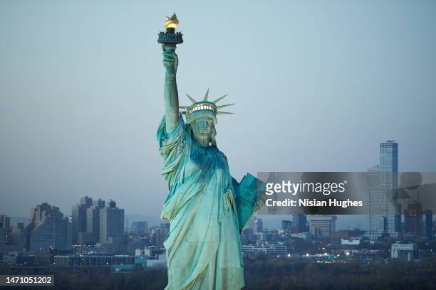 aerial photo of the statue of liberty in new york city at sunset - estatua de la libertad fotografías e imágenes de stock