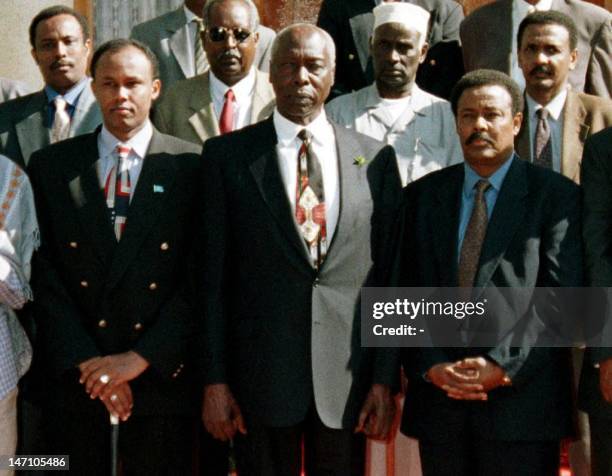 Kenyan President Moi poses 09 April for a group picture with Somali war lords Hussein Mohamed Aidid and Ali Mahdi Mohamed at State House in Nakuru....