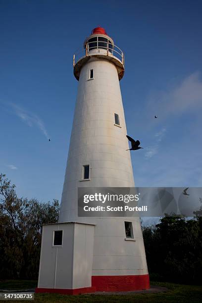 lighthouse over blue sky - バンダバーグ ストックフォトと画像