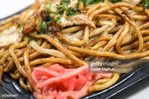 yakisoba, japanese stir-fried noodles, chow mein - yakisoba stockfoto's en -beelden