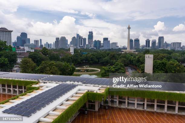 solar panel in the city - solarpark stock-fotos und bilder