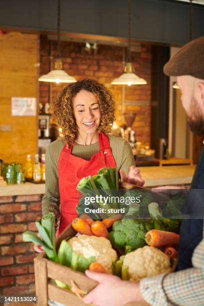 vom bauernhof auf den teller - essensausgabe stock-fotos und bilder