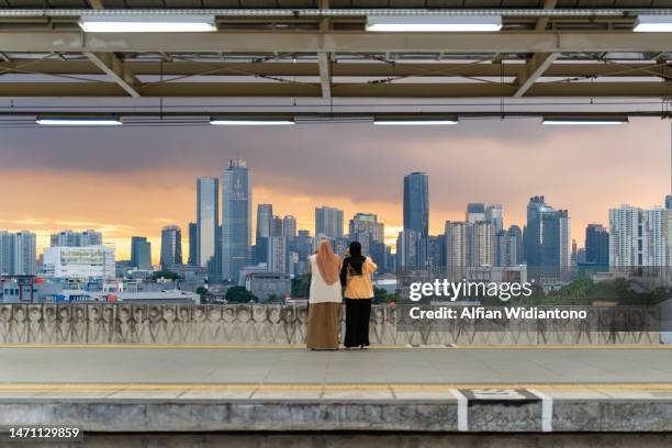 cityscape in southeast asian big city - commuters overhead view stock pictures, royalty-free photos & images