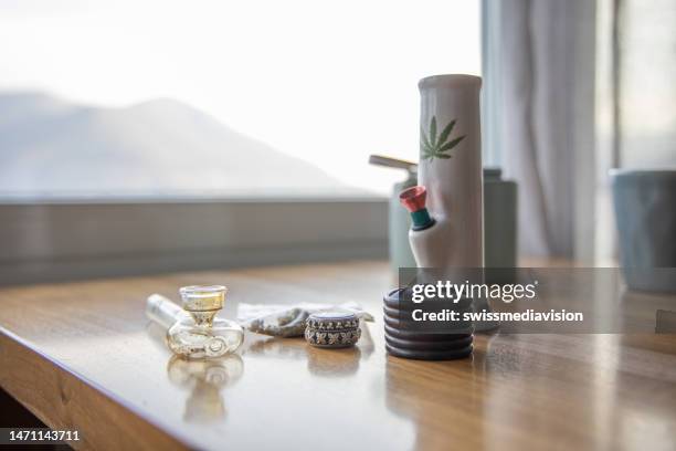 cannabis use at home - bong stockfoto's en -beelden