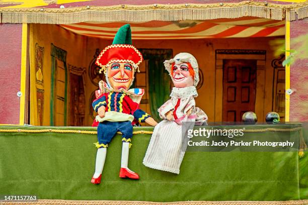 punch and judy are a very famous puppet duo seaside show from england who have been around for over 350 years - fantoche imagens e fotografias de stock