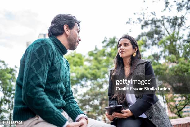 paar sprechen im freien - bodenleger stock-fotos und bilder