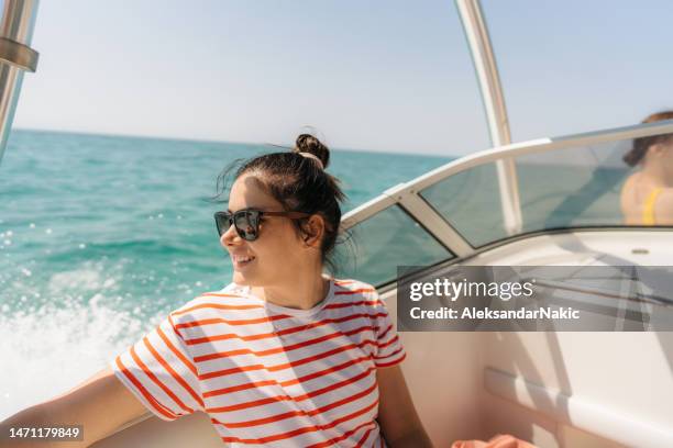 disfrutar del día de verano en el barco a motor - embarcación a motor fotografías e imágenes de stock