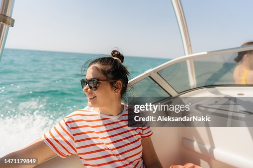 Profiter de la journée d’été sur le bateau à moteur Profiter de la journée d’été sur le bateau à moteur