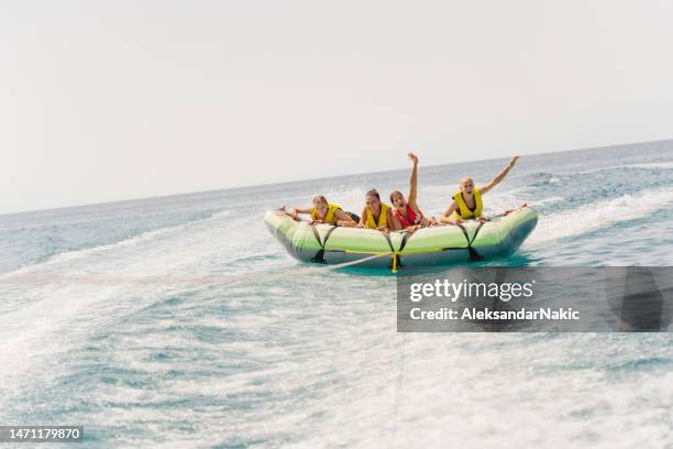 tubos en una balsa flotante - jet boat fotografías e imágenes de stock