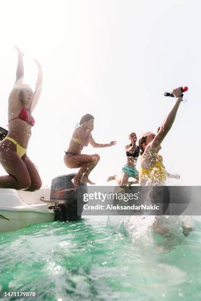 von einem schnellboot springen - camera boat stock-fotos und bilder