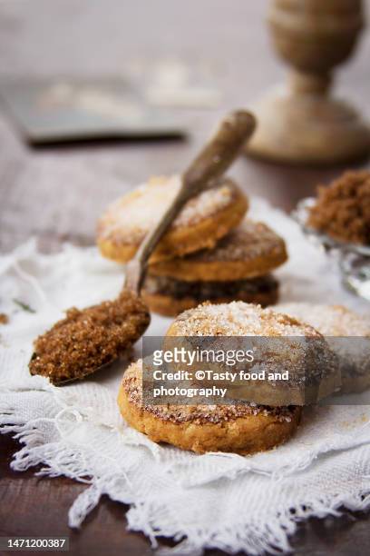 spicy cookies covered with sugar - zucchero di canna foto e immagini stock