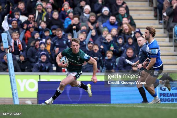 Harry Potter of Leicester Tigers crosses to score the team's first try during the Gallagher Premiership Rugby match between Leicester Tigers and Bath...