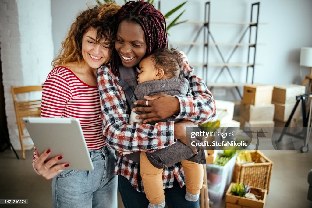Família com tecnologia em nova casa