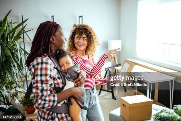 wir wählen einen platz in der wohnung, wo der rahmen stehen wird - baby stand stock-fotos und bilder