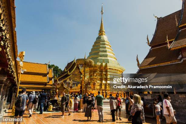 tourists worship phra that doi suthep chiang mai province - chiang mai province stock-fotos und bilder