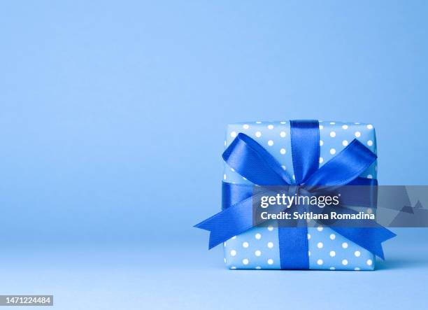 holiday present on blue background - verjaardagskado stockfoto's en -beelden