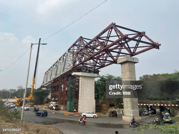 pune metro rail project - road richtung power station bei nacht stock-fotos und bilder