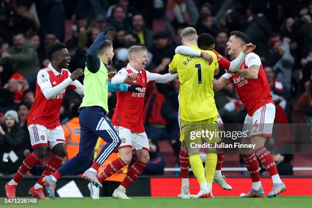 Reiss Nelson of Arsenal celebrates with teammates Bukayo Saka, Oleksandr Zinchenko, Aaron Ramsdale, Granit Xhaka after scoring the team's third goal...