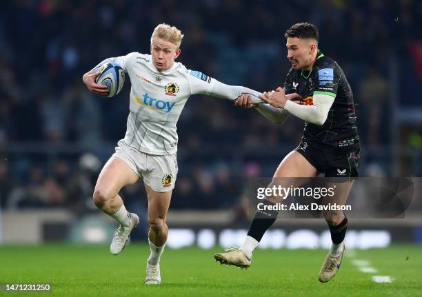 Josh Hodge of Exeter Chiefs breaks past Nick David of Harlequins during the Gallagher Premiership Rugby match between Harlequins and Exeter Chiefs at...