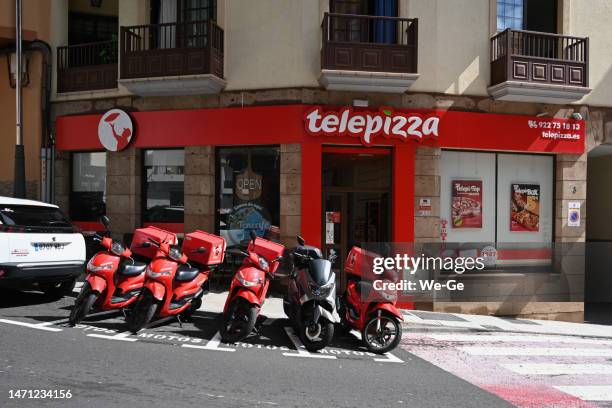 restaurante de comida rápida de la franquicia española telepizza - motorcycle logo fotografías e imágenes de stock