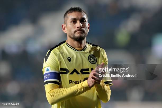Roberto Pereyra of Udinese Calcio applauds the fans after the Serie A match between Atalanta BC and Udinese Calcio at Gewiss Stadium on March 04,...
