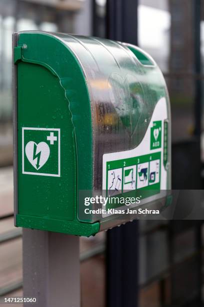 defibrillator aed in kast met groen wit symbool - symbool stock pictures, royalty-free photos & images