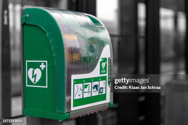 defibrillator aed in kast met groen wit symbool - symbool stock pictures, royalty-free photos & images